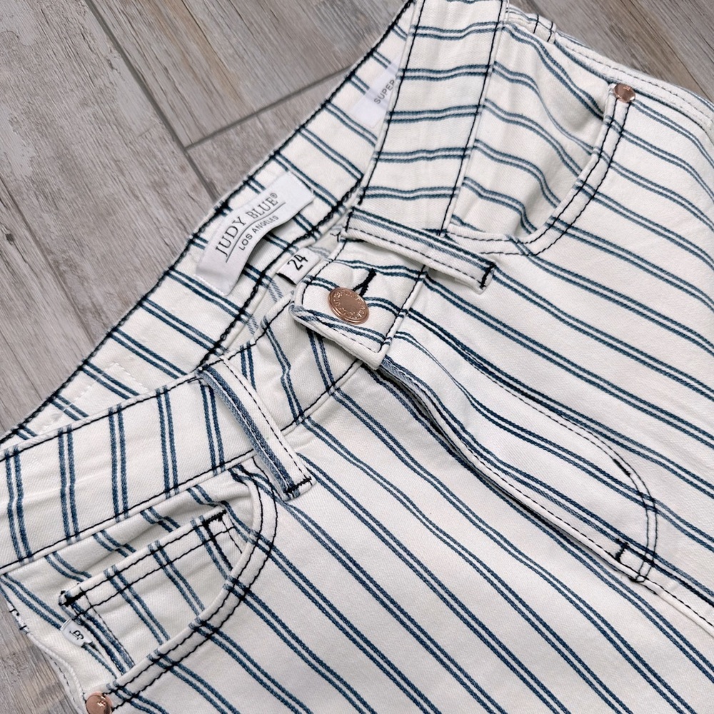 Judy Blue Pinstripe Flares 24L - Picture 2 of 3